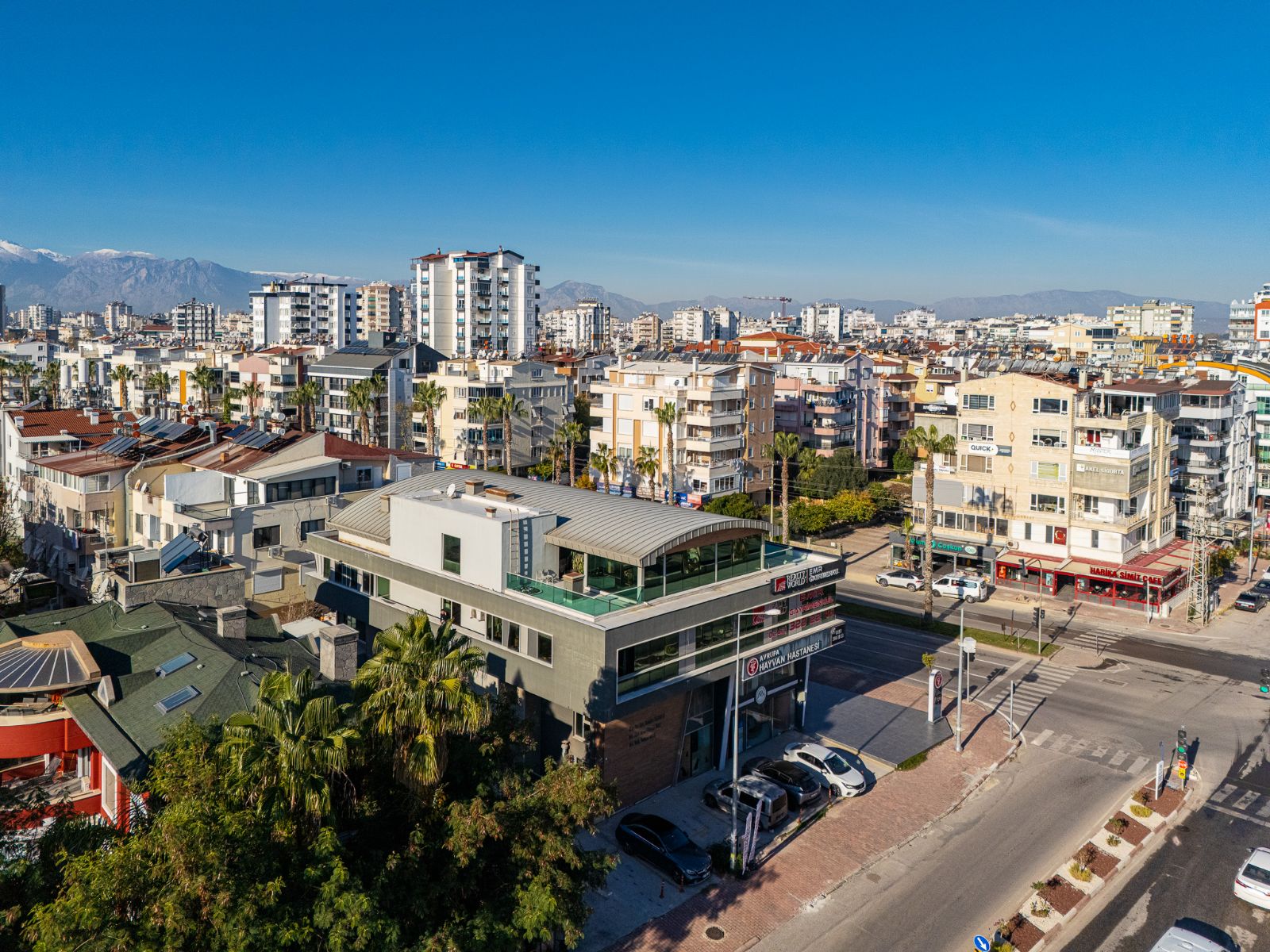 BARINAKLAR BULVARI �ZER�NDE E�S�Z KONUMDA KOMPLE B�NA 