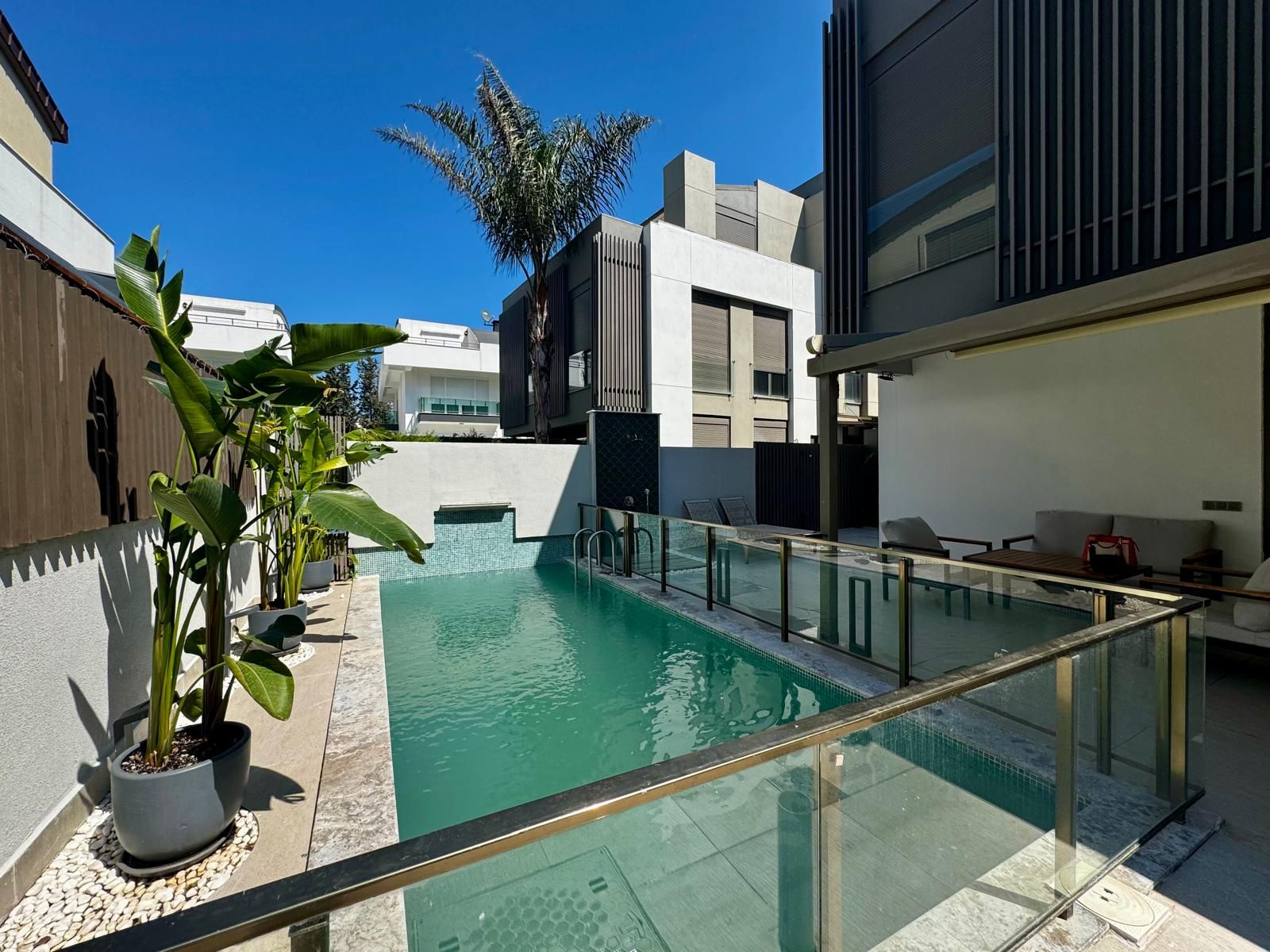 HANDE �ZBEK'TEN KONYAALTIN'DA ASANS�RL� SATILIK V�LLA 